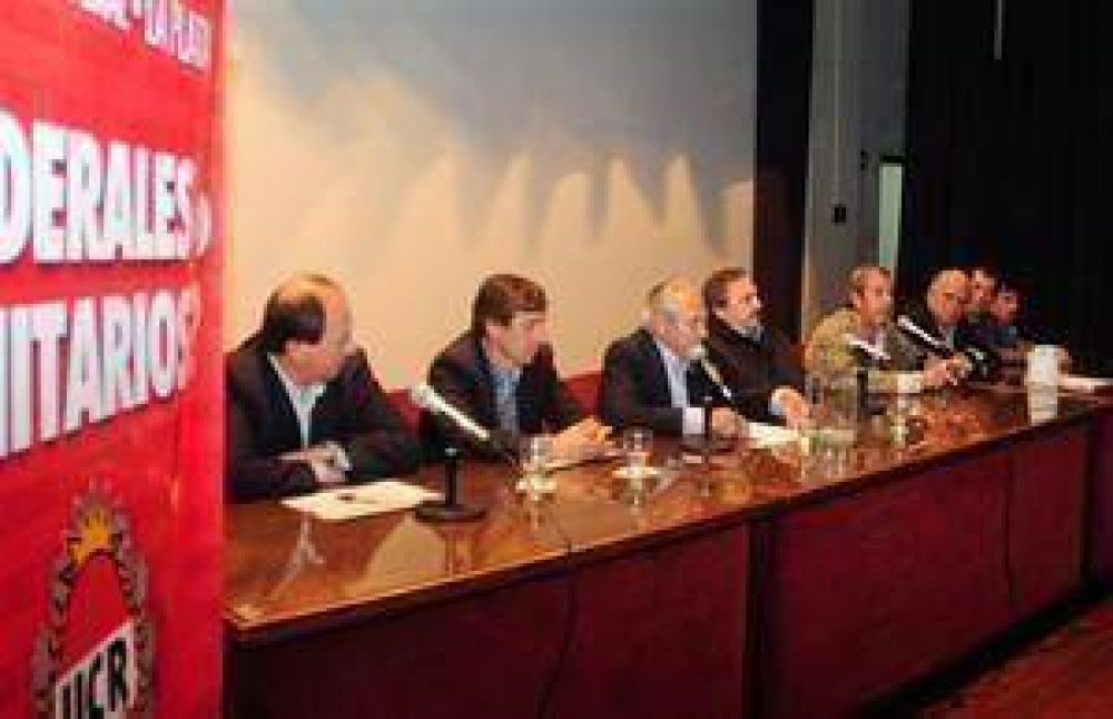 Se acelera la creaci�n de dos polos opositores tras la protesta