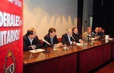 Se acelera la creaci�n de dos polos opositores tras la protesta