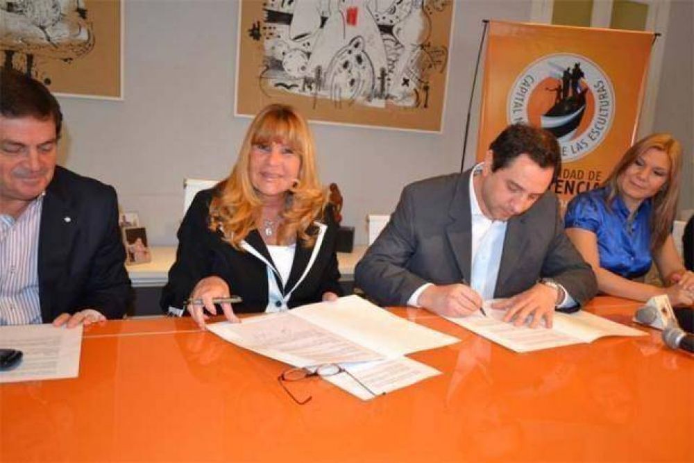 Metz Automotores firm� un acuerdo con la comuna capitalina y dona un veh�culo
