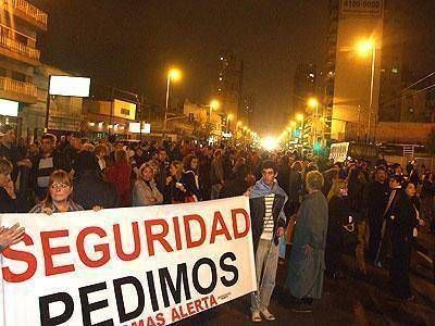 Nueva marcha de vecinos de Lan�s en reclamo de seguridad