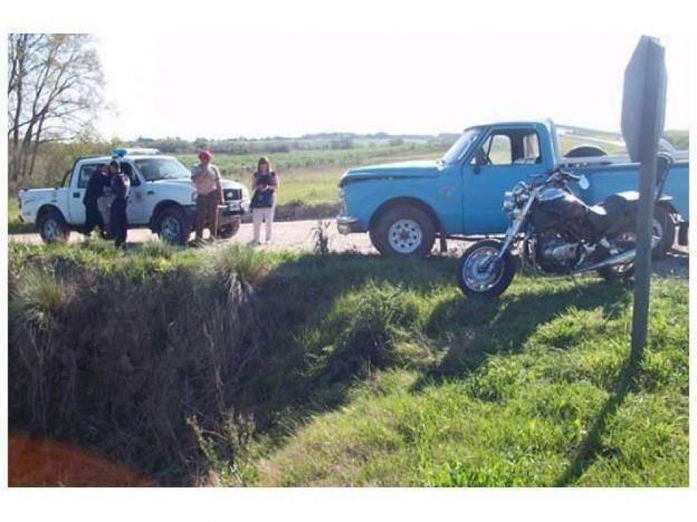 Dos motociclistas chocaron con una camioneta y cayeron a una zanja