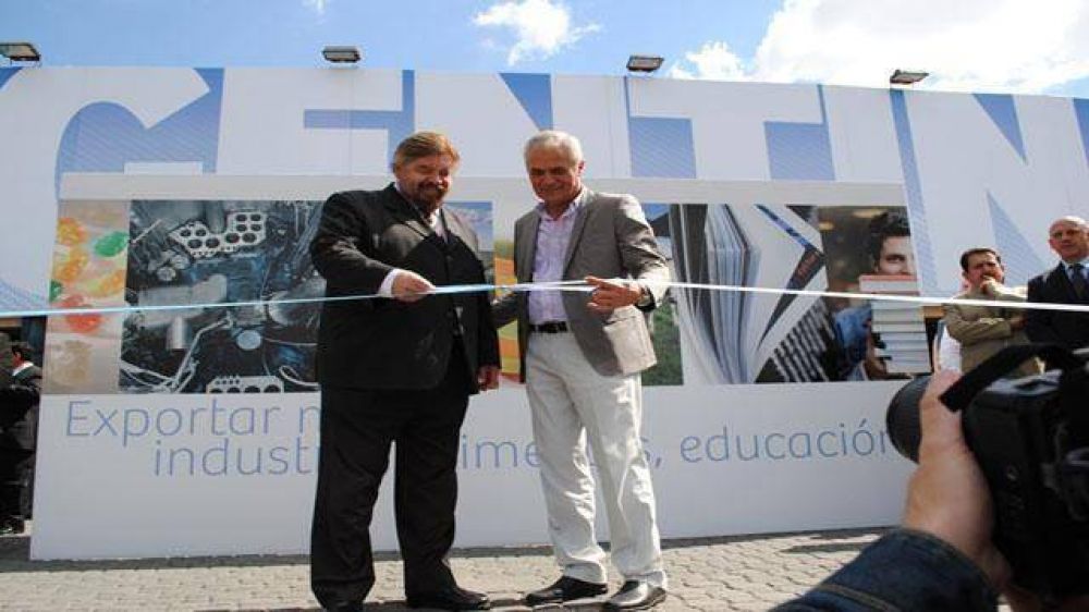 Presencia entrerriana al inaugurarse el pabell�n argentino en la Expo Prado