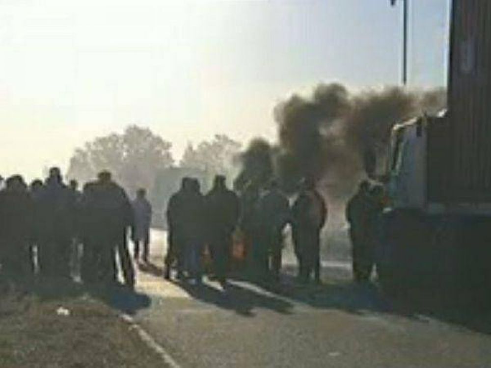 San Antonio de Areco: Arl�a prometi� 36 millones y los vecinos levantaron el corte en Ruta 41.