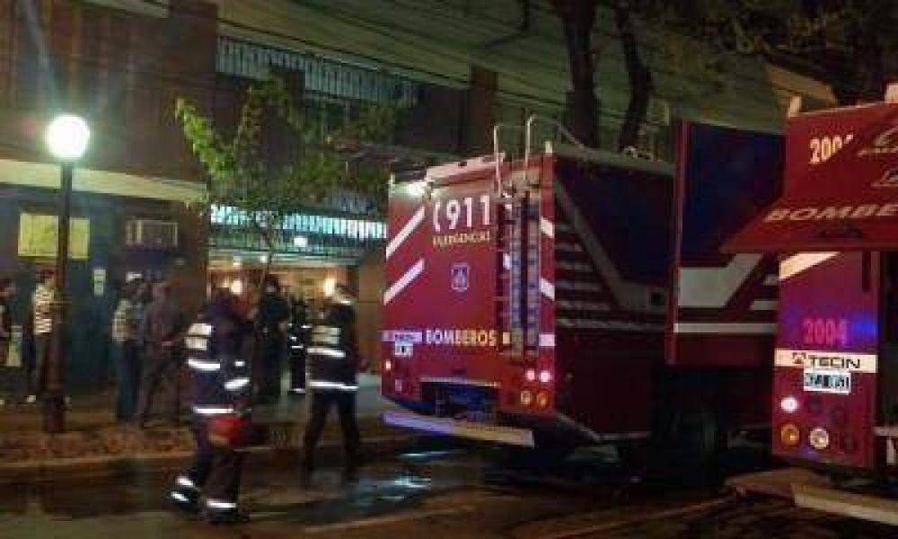 Incendio, evacuaci�n y escenas de p�nico en un edificio ubicado en pleno centro