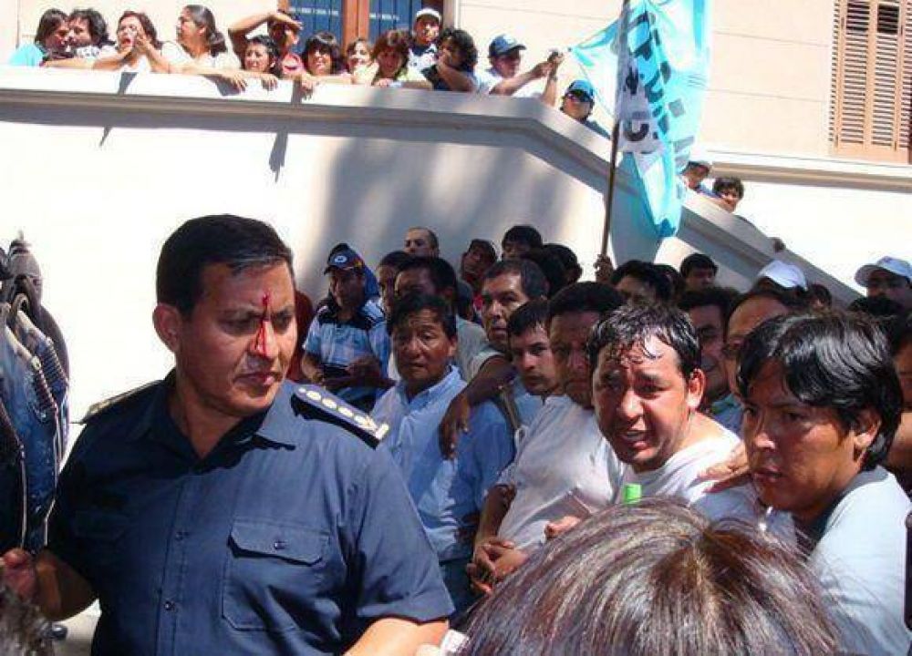 Estatales agredieron al sub jefe de policia de la provincia.