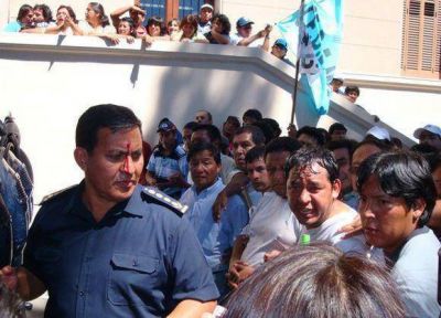 Estatales agredieron al sub jefe de policia de la provincia.