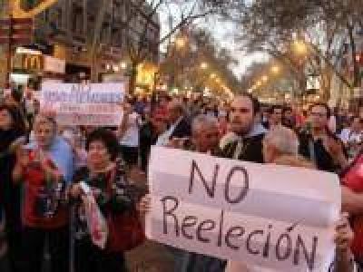 El FAP comenz� una campa�a para juntar un mill�n de firmas para que no se permita la re-reelecci�n de la presidente