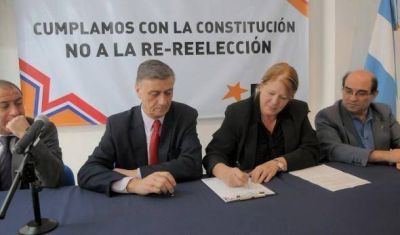 Buscan reunir un mill�n de firmas contra la re re de CFK
