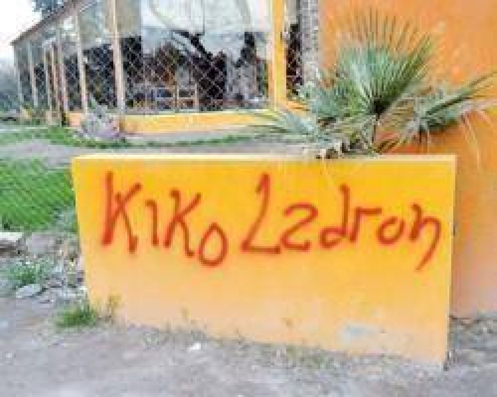  Escracharon al ex intendente zondino Francisco Porras