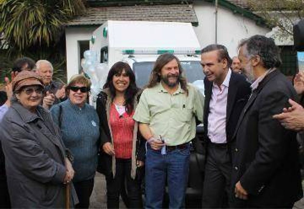 Pichetto entreg� nueva ambulancia en El Bols�n