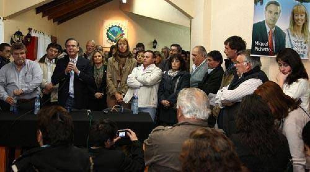 Pichetto en reuni�n con dirigentes