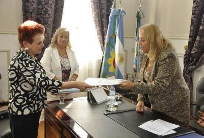 Se declar� "Distinguida Visitante" a Elsa Barber, subdirectora de la Biblioteca Nacional