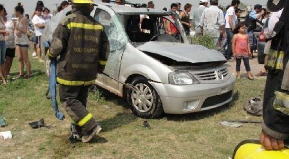  Los bomberos debieron rescatar heridos en un choque