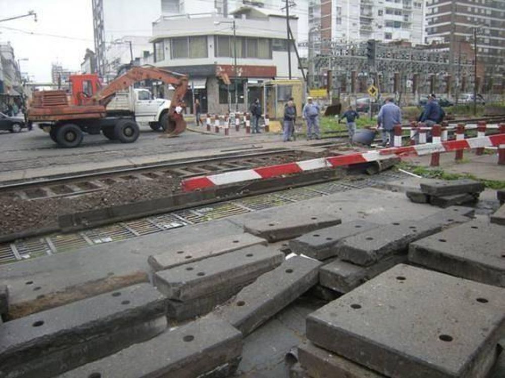 Reparan la calzada de un paso nivel en Mart�nez