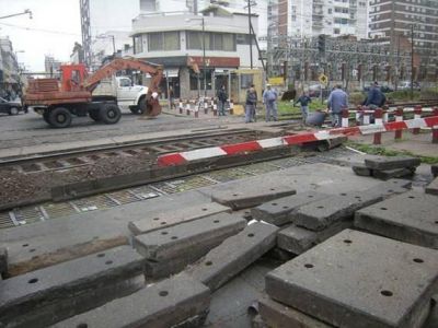 Reparan la calzada de un paso nivel en Mart�nez