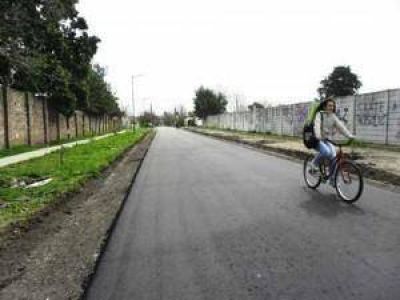 Asfaltan Los Lapachos, cerca de una iglesia y una escuela