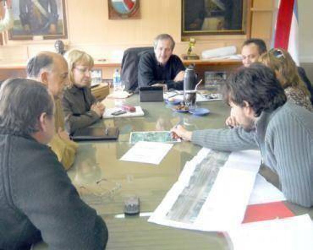 Proyectan asfaltar el acceso a las 192 Viviendas