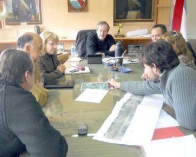 Proyectan asfaltar el acceso a las 192 Viviendas