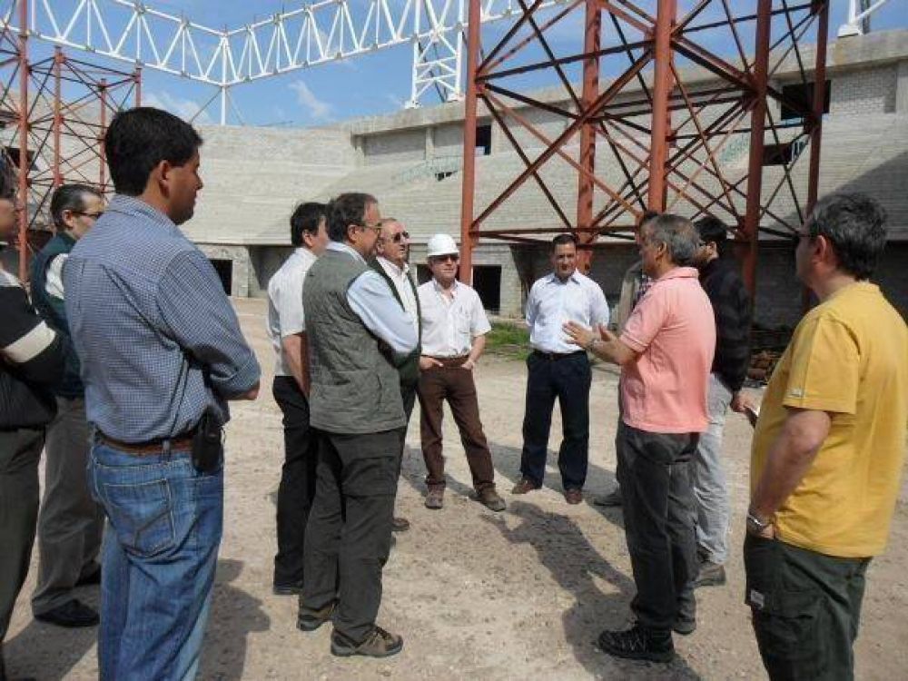  Varela recorri� el Megaestadio: �Es una picard�a que se hable de una nueva licitaci�n"