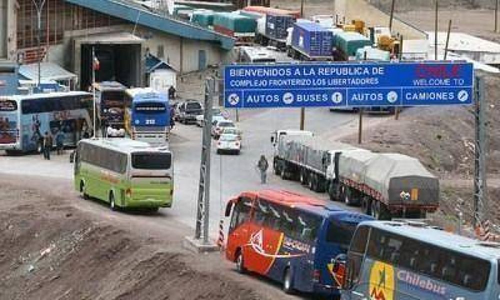 Hay entre dos y tres horas de demora en la aduana para ingresar a la Argentina