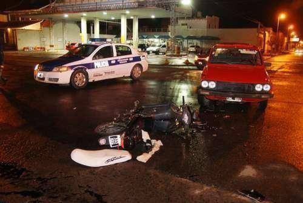 Un auto, una moto, otro accidente