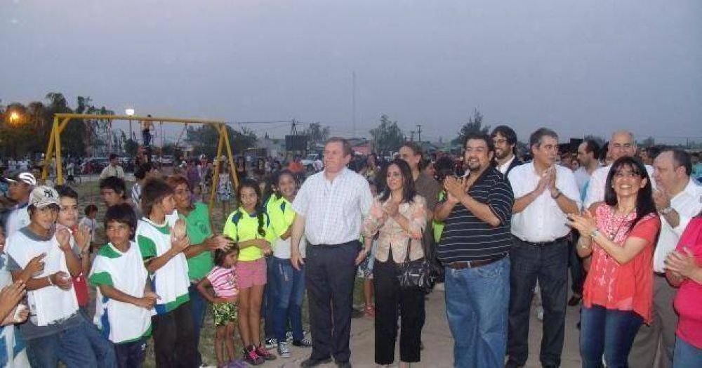 El intendente De Vido habilit� plaza y play�n deportivo en El Porvenir