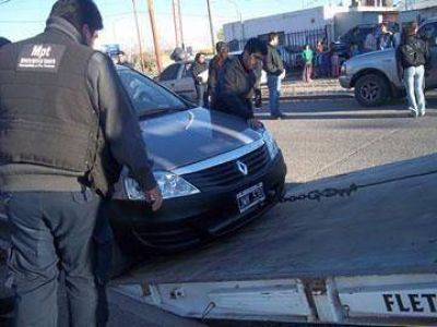 Agentes municipales atacados con piedras