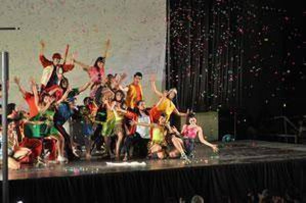 Una fusi�n de ritmos latinoamericanos abri� el Festival 