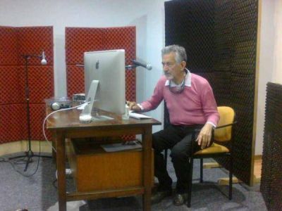  Alberto Rodr�guez Sa� comienza un programa de radio