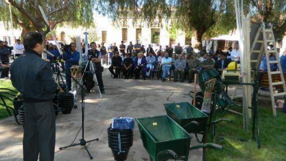 Intendente de Tinogasta entreg� indumentaria, maquinaria y herramientas a los integrantes de las cooperativas �Los sure�os y San Fernando�