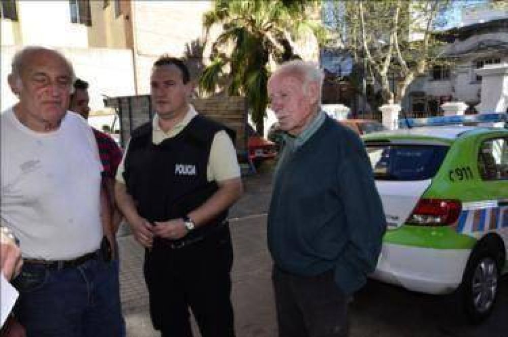 Los m�viles municipales de Protecci�n Ciudadana detienen a dos estafadores