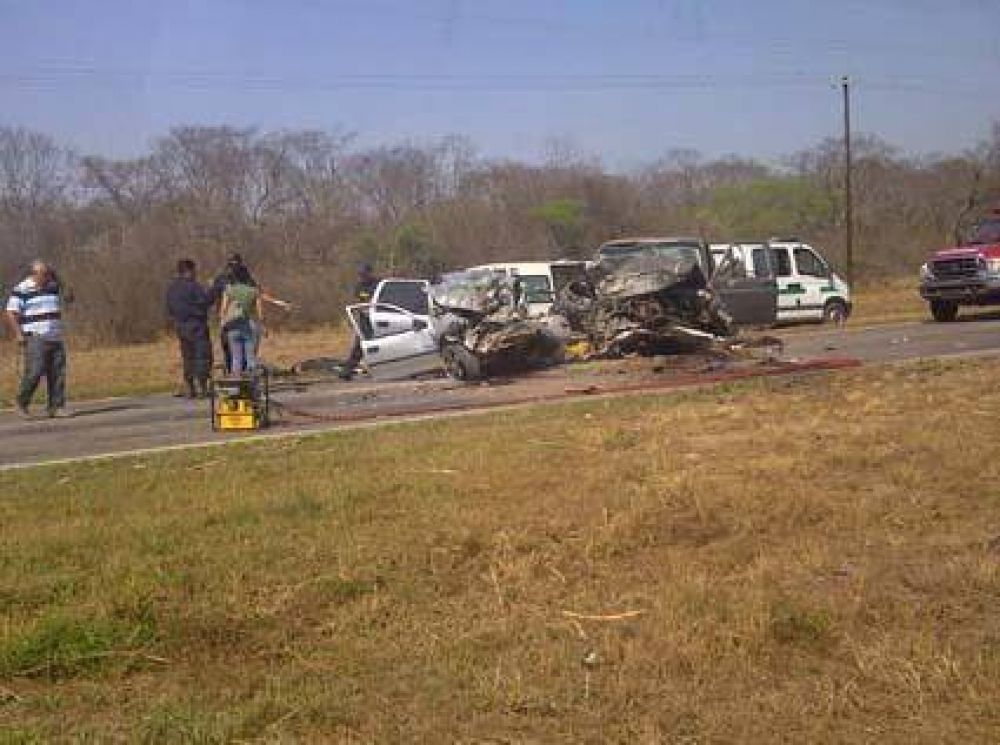 Cinco muertos y varios heridos  En choque de auto y camioneta 