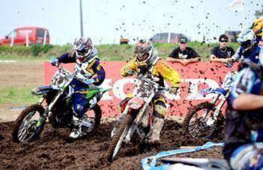 Figuras del motocross corren en el circuito �Tit� Sticconi�