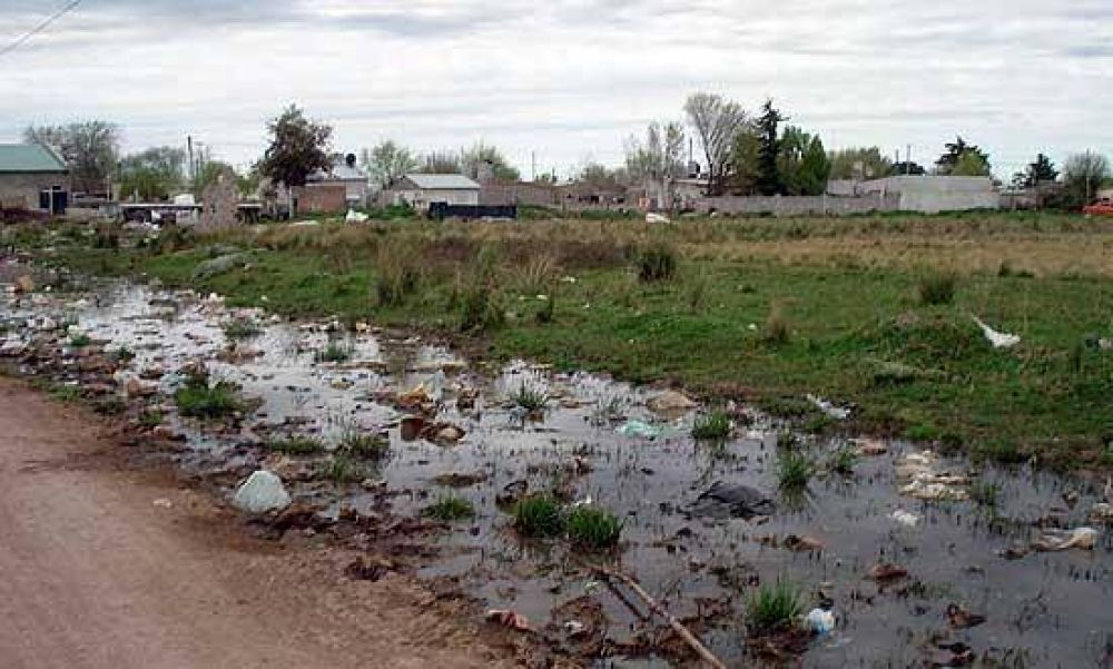 Vecinos del barrio �12 de Octubre� denuncian la utilizaci�n de un bald�o como dep�sito de basura