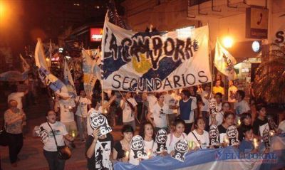 Marcha en honor a desaparecidos y a favor de la militancia en escuelas