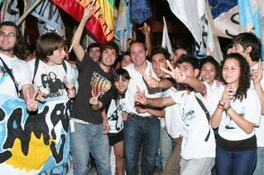 Camau pidi� a los jovenes que se comprometan pol�ticamente