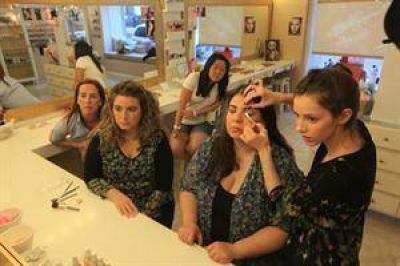 El boom de los salones de belleza llega con una salida laboral para las mujeres