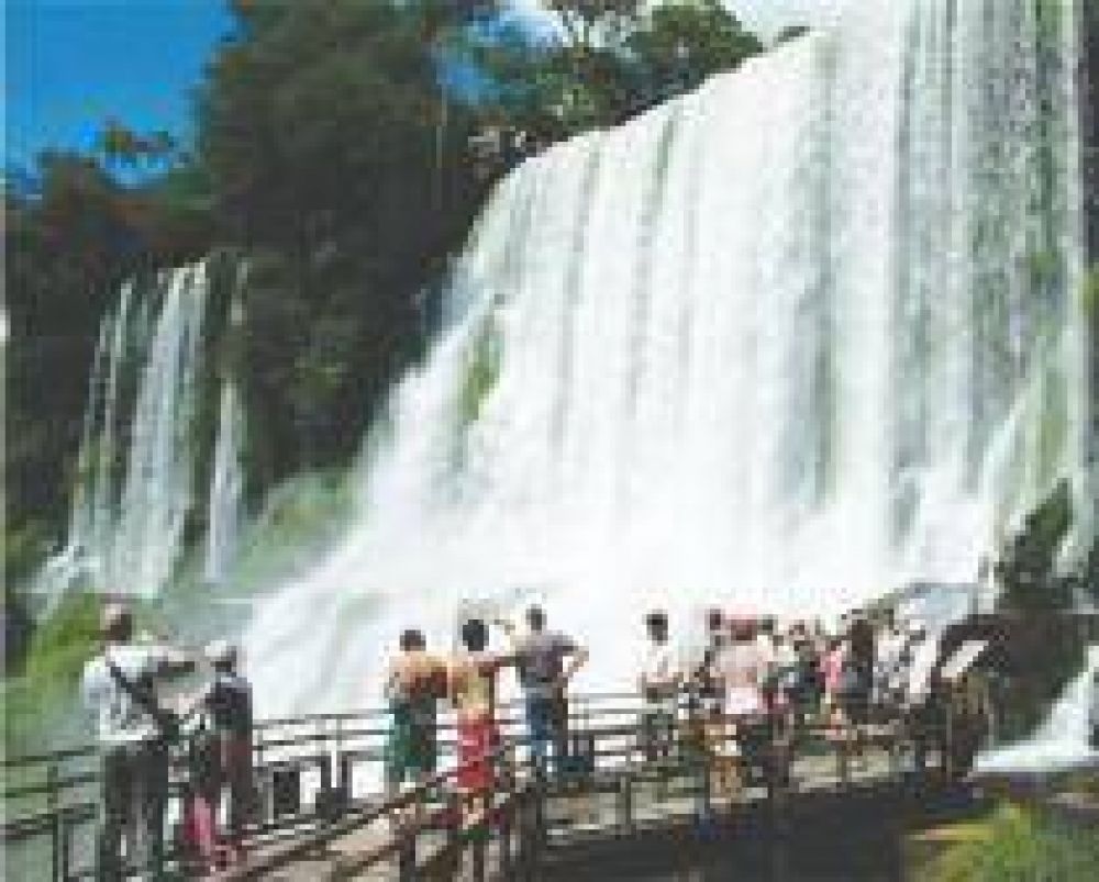 Distinguieron a las Cataratas del Iguaz� como destino tur�stico "de excelencia"