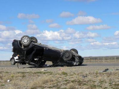 Muere una joven en un vuelco, 3 peque�os y dos mujeres permanecen en grave estado