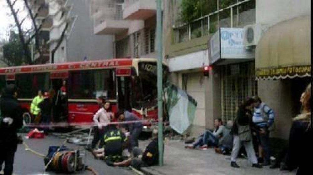 Un colectivo se estrell� contra una casa en Recoleta: 32 heridos