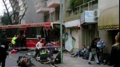 Un colectivo se estrell� contra una casa en Recoleta: 32 heridos