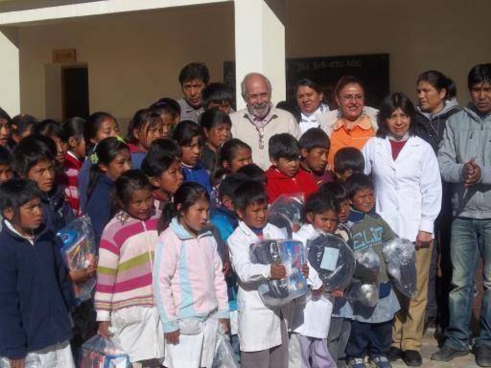 Se entregaron Kits Escolares, leche, agua mineral y zapatillas en escuelas de Bel�n