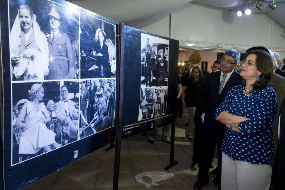 Luc�a inaugur� la muestra fotogr�fica en homenaje a Evita