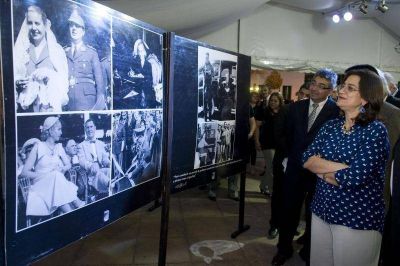 Luc�a inaugur� la muestra fotogr�fica en homenaje a Evita