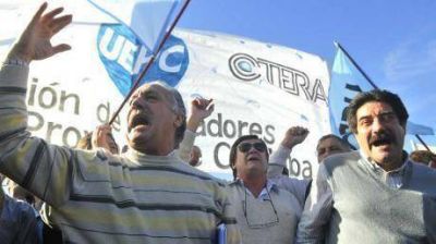 Gremios marchan en caravana y deciden si se prenden al paro