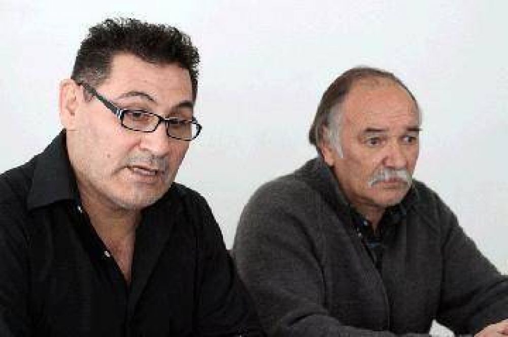 Los diputados Robledo y Hern�ndez se alejan de Tierno. 