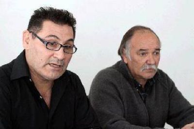 Los diputados Robledo y Hern�ndez se alejan de Tierno. 