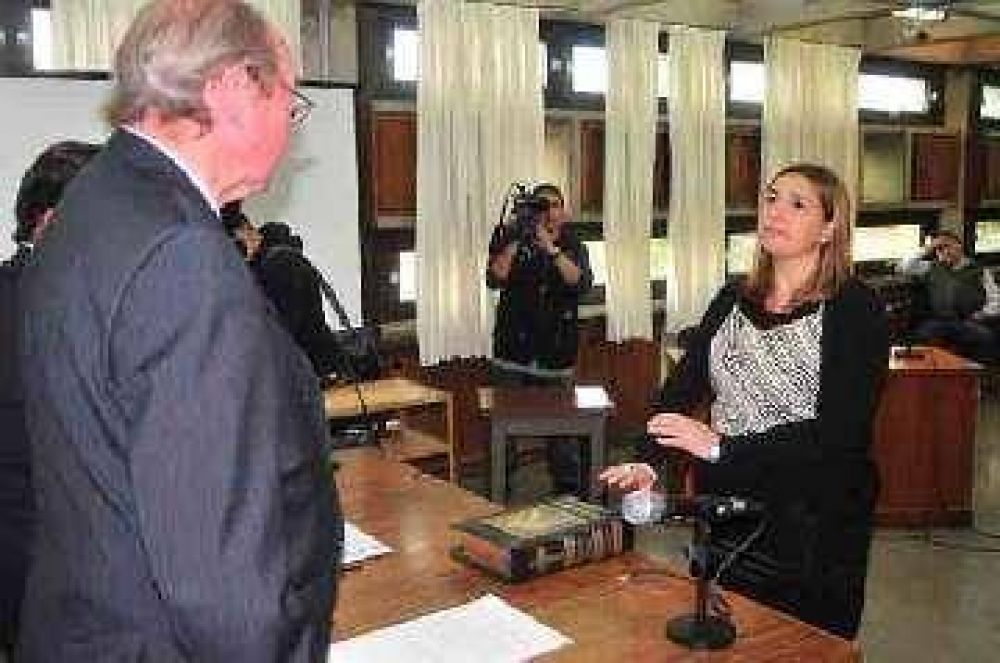 Mustapich tom� juramento a la jueza de Menores sustituta