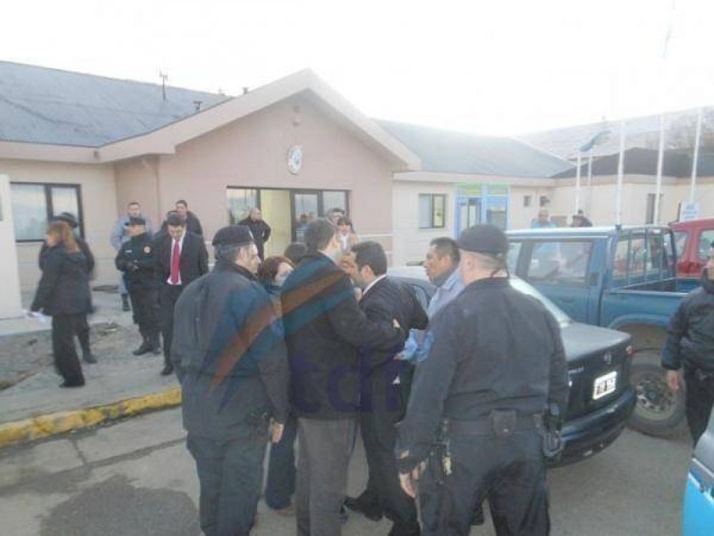 Condenaron a los tres polic�as penitenciarios por �torturas� y el juicio termin� en esc�ndalo