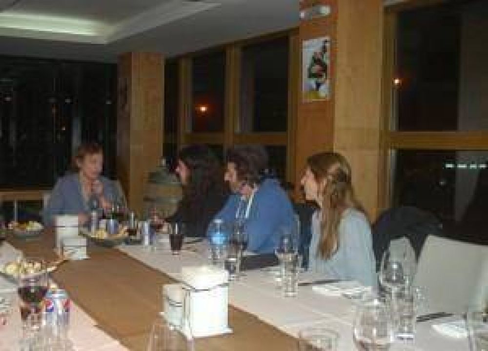 La Gobernadora R�os cen� con artistas de la pel�cula �La Reconstrucci�n�